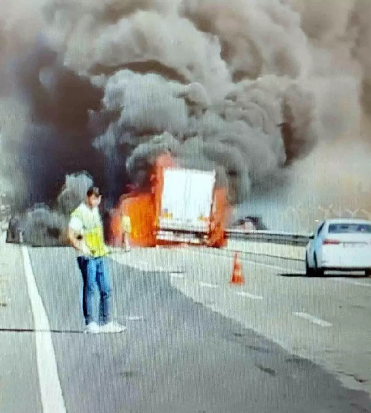 Mardin\'de seyir halindeki tırın dorsesi alev aldı