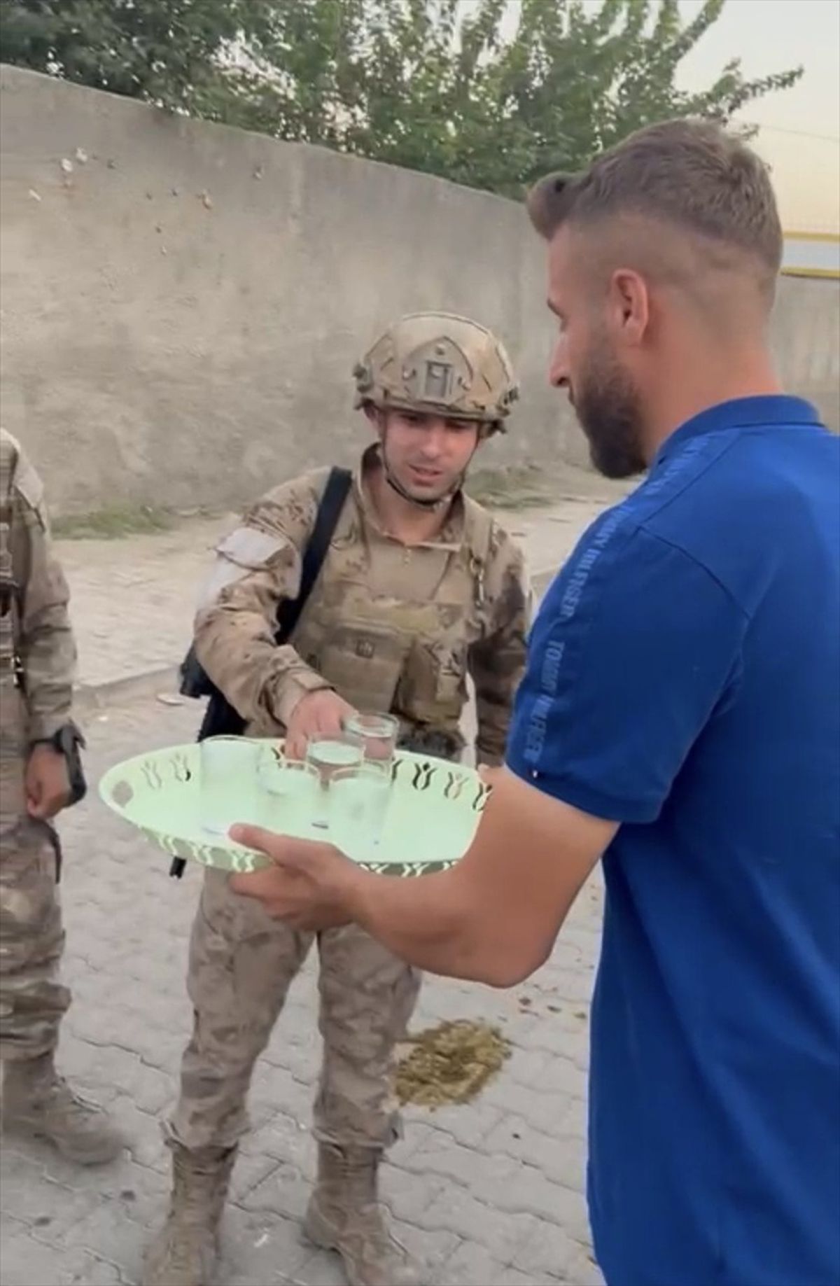Silopi Kaymakamı, jandarmaya su ikram eden vatandaşlara teşekkür etti