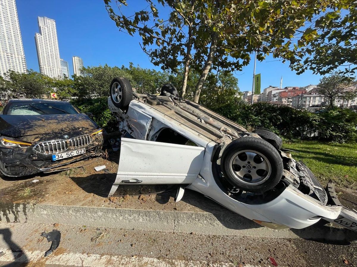 Şişli\'de iki otomobilin çarpıştığı kazada 2 kişi yaralandı