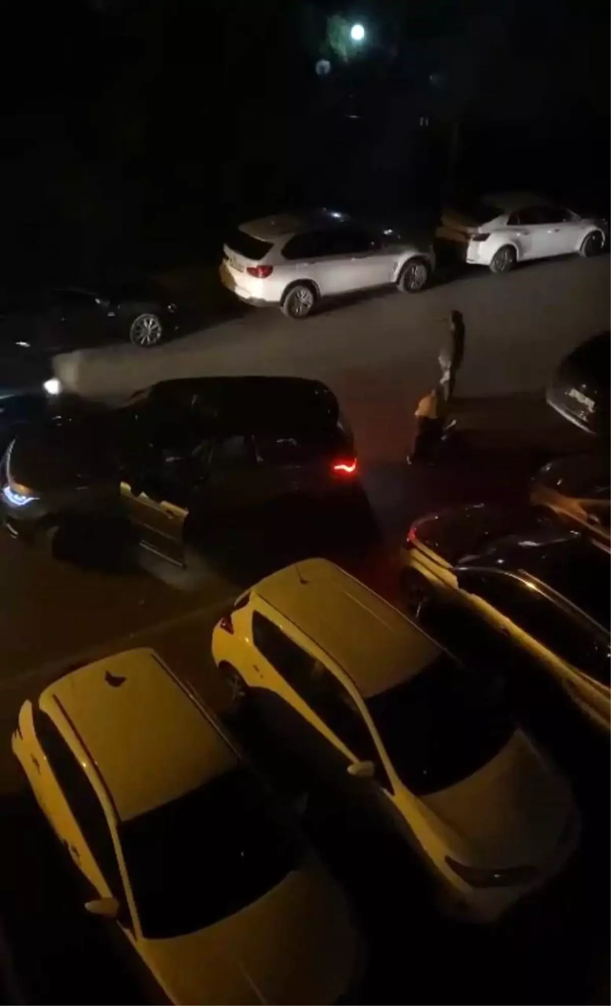 Ataşehir\'de Kadına Saldırı: Şahıslar Darp Etti, Olay Anı Kamerada