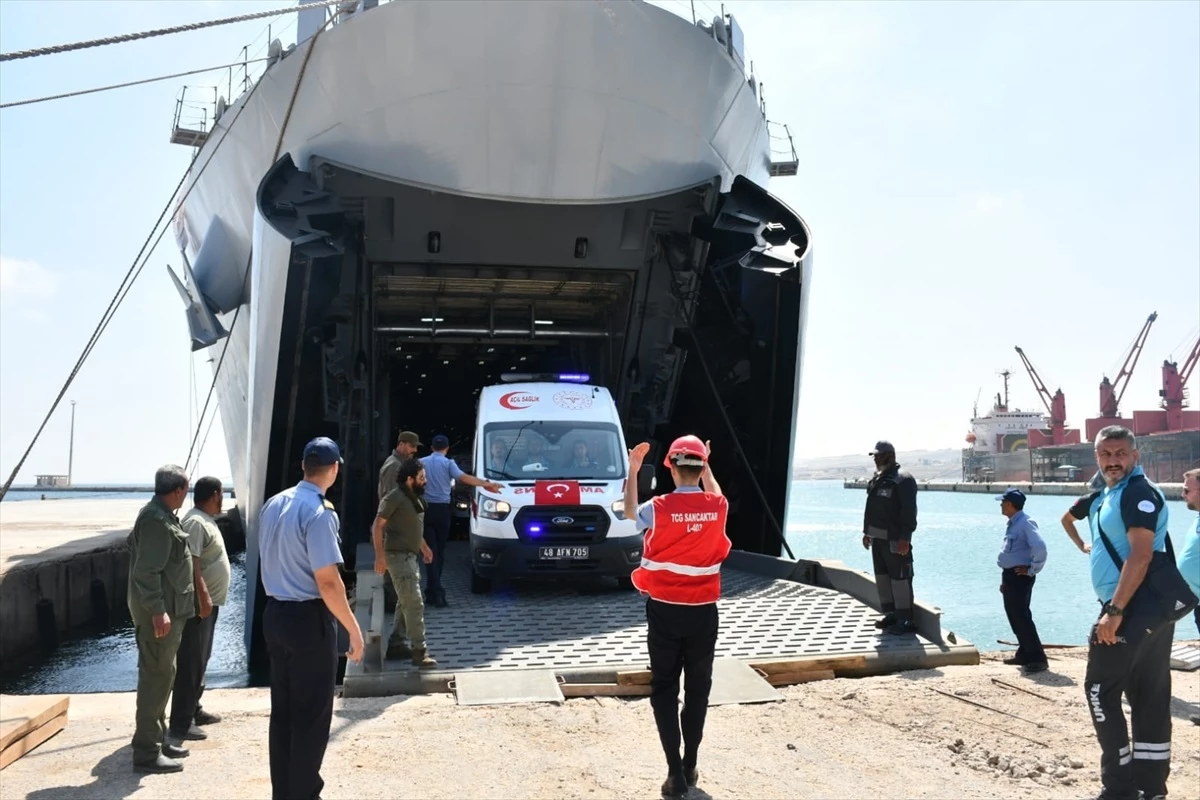 TCG Sancaktar ve TCG Bayraktar\'ın Libya\'ya ulaştırdığı yardım malzemeleri yetkililere teslim edildi