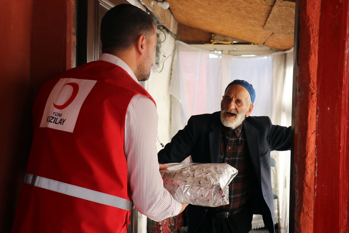 Türk Kızılay Ağrı Şubesi, yaşlılara hijyen seti hediye etti