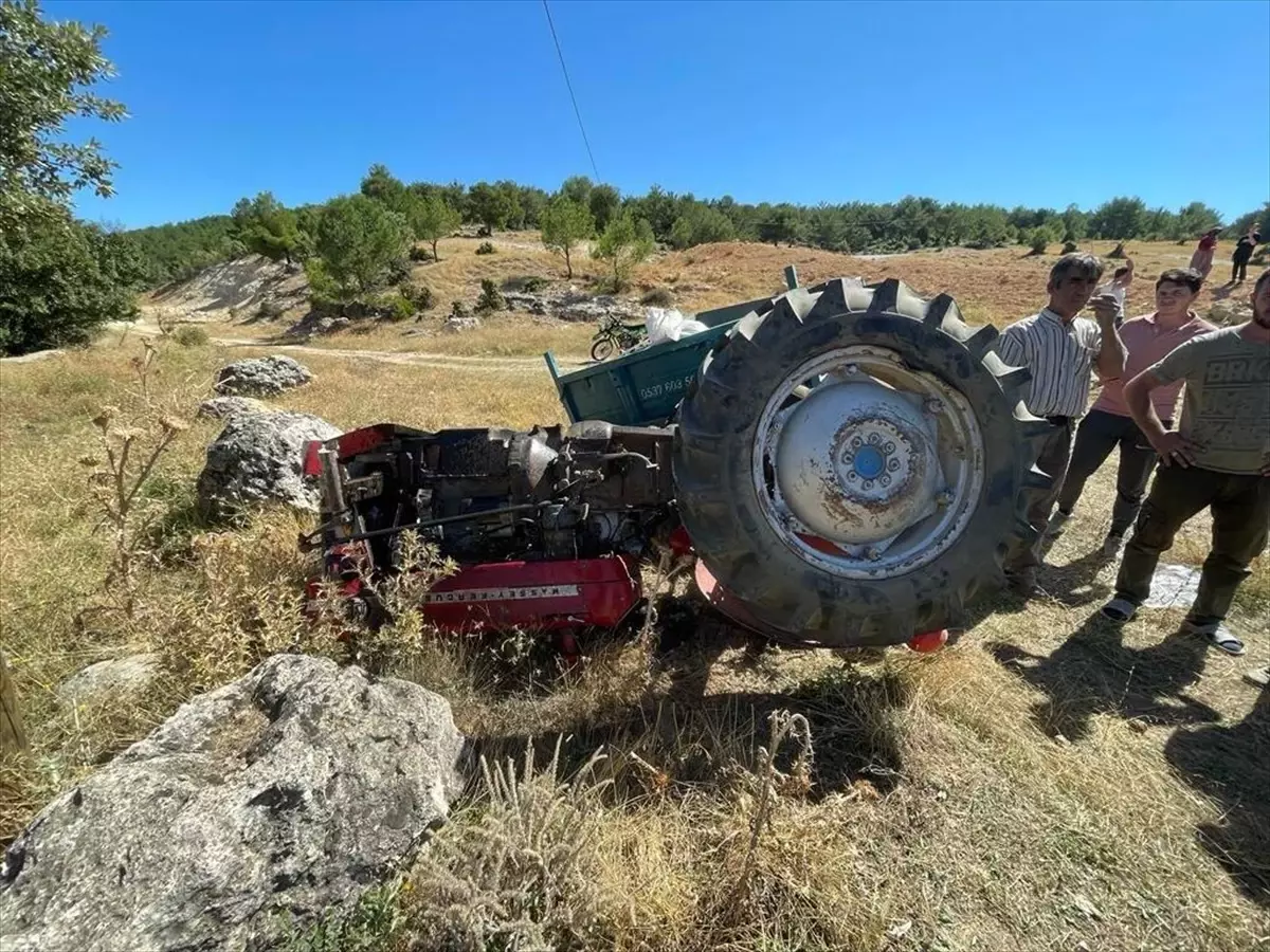 Uşak\'ın Banaz ilçesinde traktör devrildi, 2 kişi yaralandı