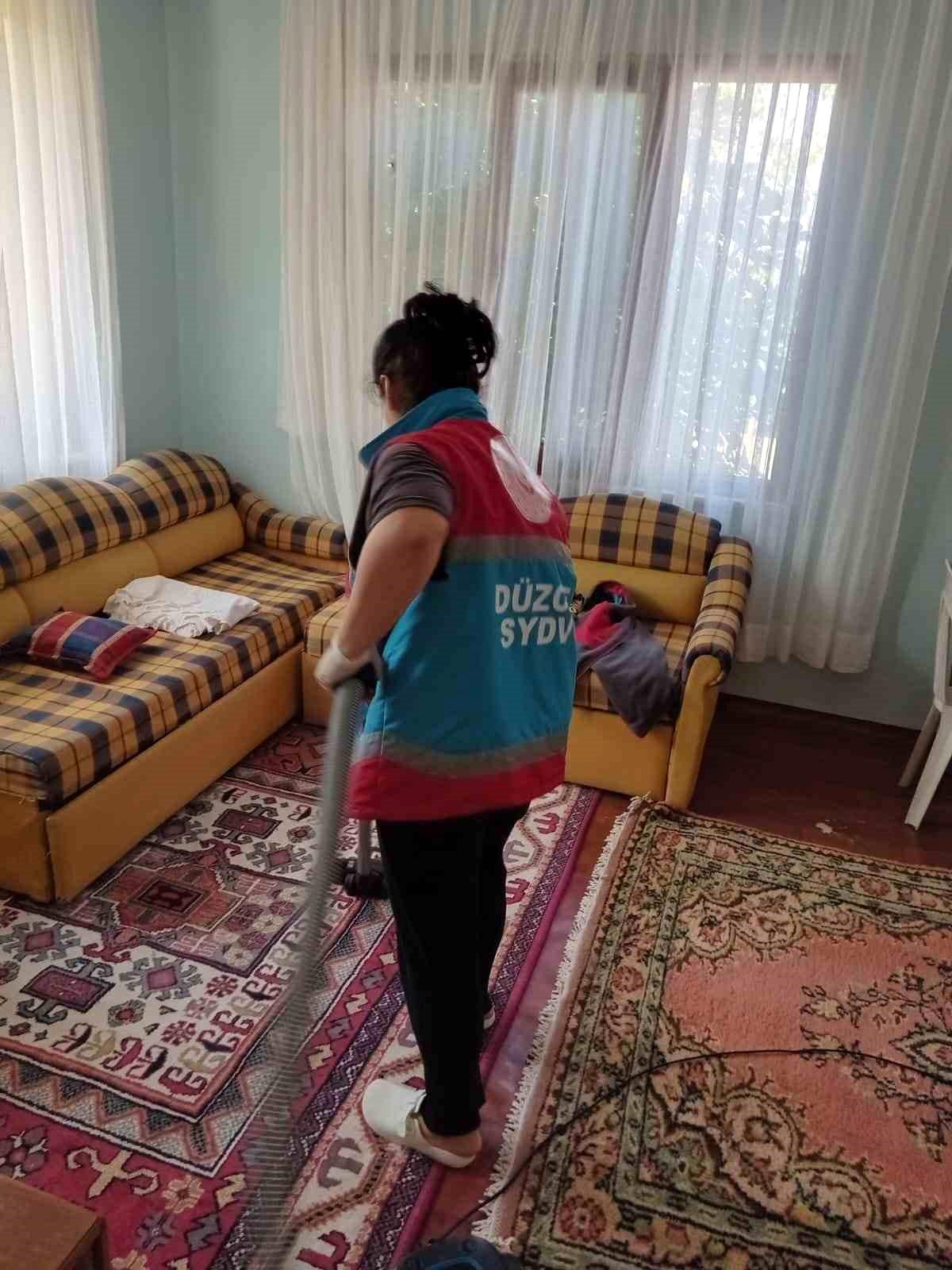 Ulusal Vefa Programı kapsamında Düzce\'de yaşlıların evlerinde temizlik çalışmaları devam ediyor
