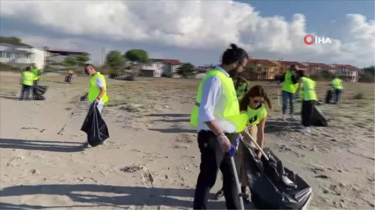 \'Yeşil İz Gönüllüleri\'nden çevre farkındalığı: Trafo boyadılar, sahili temizlediler