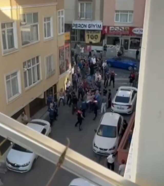 Yol verme kavgasında kendisine silah çekilen moto kurye bıçak ve satılarla olay yerine geri döndü: 1 ölü, 30 gözaltı Yol verme kavgasında kendisine silah çekilen moto kurye bıçak ve satılarla olay yerine geri döndü: 1 ölü, 30 gözaltı