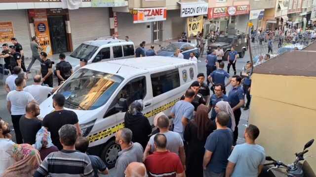 Yol verme kavgasında kendisine silah çekilen moto kurye bıçak ve satılarla olay yerine geri döndü: 1 ölü, 30 gözaltı Yol verme kavgasında kendisine silah çekilen moto kurye bıçak ve satılarla olay yerine geri döndü: 1 ölü, 30 gözaltı