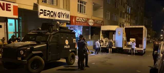 Yol verme kavgasında kendisine silah çekilen moto kurye bıçak ve satılarla olay yerine geri döndü: 1 ölü, 30 gözaltı Yol verme kavgasında kendisine silah çekilen moto kurye bıçak ve satılarla olay yerine geri döndü: 1 ölü, 30 gözaltı