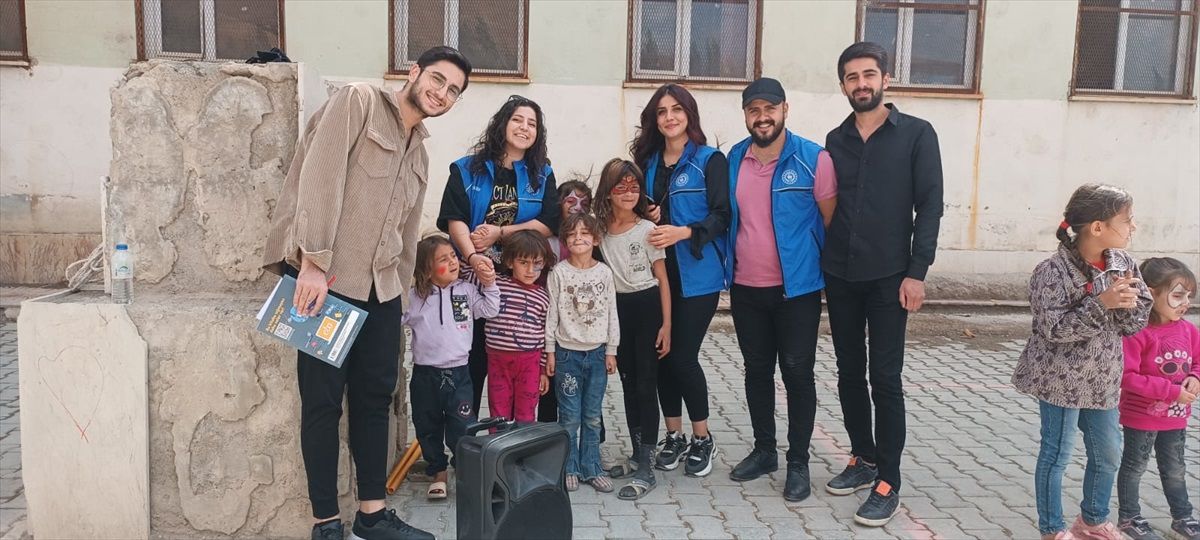 Hakkari\'de Gençlik Merkezi Gönüllüleri Köyde Etkinlik Düzenledi