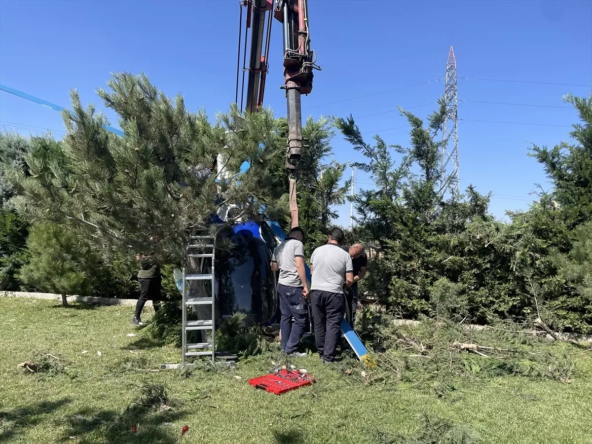Afyonkarahisar'da Rüzgara Kapılan Helikopter Kaza Yaptı