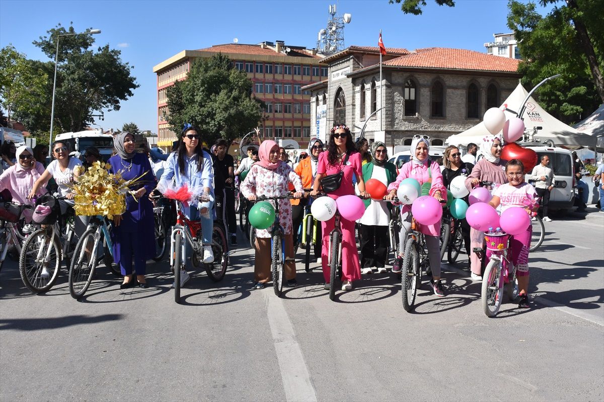 Afyonkarahisar\'da Süslü Kadınlar Bisiklet Turu düzenlendi