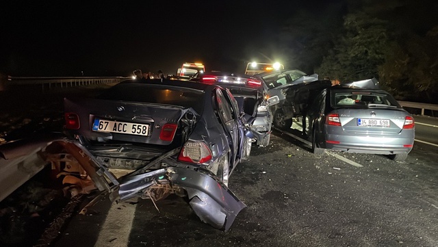 Anadolu Otoyolu'nda zincirleme trafik kazasında 6 kişi yaralandı Anadolu Otoyolu'nda zincirleme trafik kazasında 6 kişi yaralandı