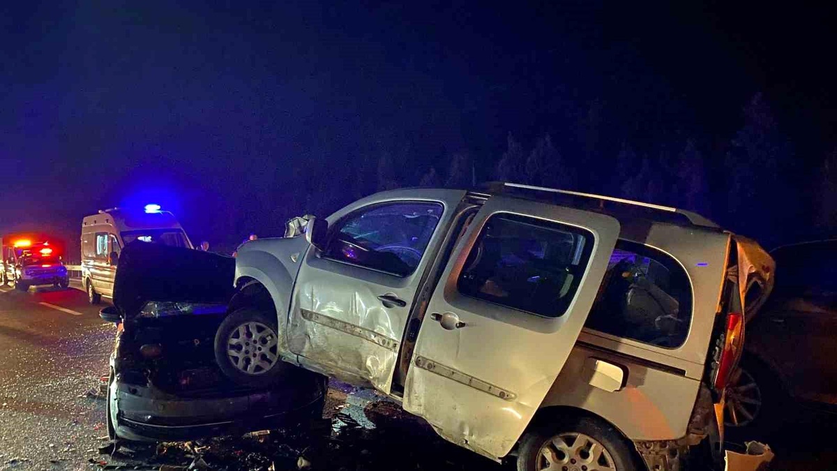 Anadolu Otoyolu Gümüşova Mevkiinde 11 Araçlı Zincirleme Kaza: 6 Yaralı