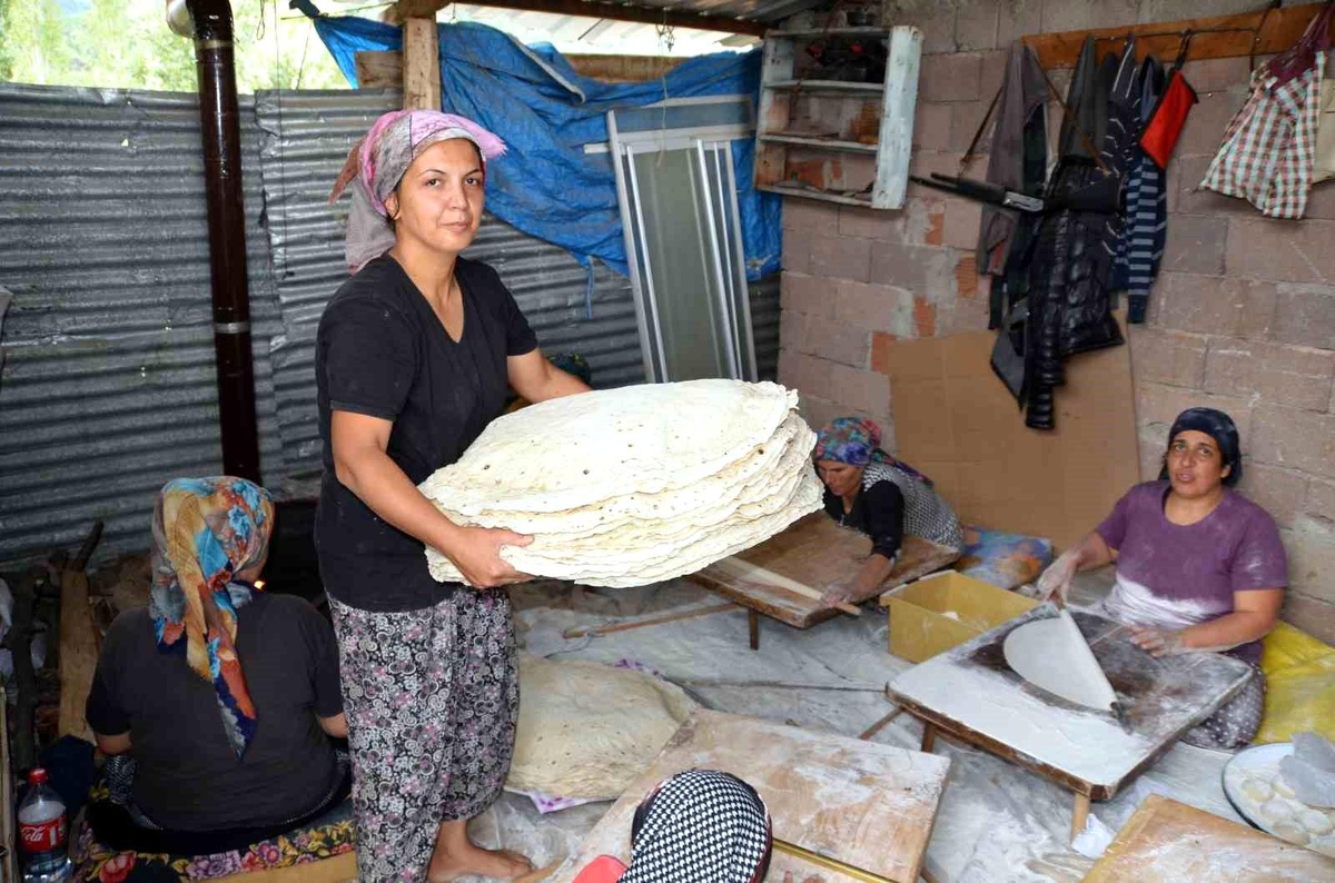 Antalya\'da Gelenek Haline Gelen Kışlık Yufka Ekmek Yapımı Telaşı