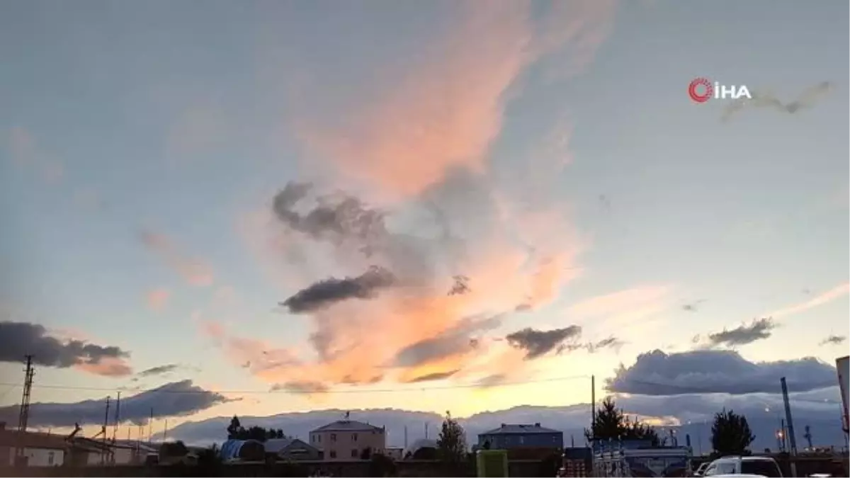 Ardahan\'da gökyüzü kızıla boyandı