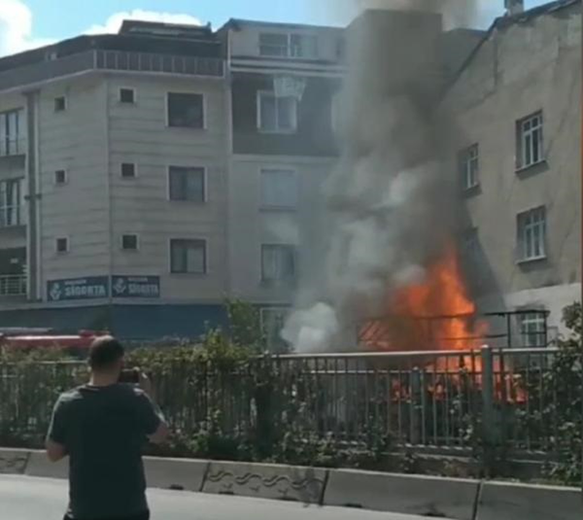 Bağcılar\'da Odun Yüklü Kamyonet Alev Aldı