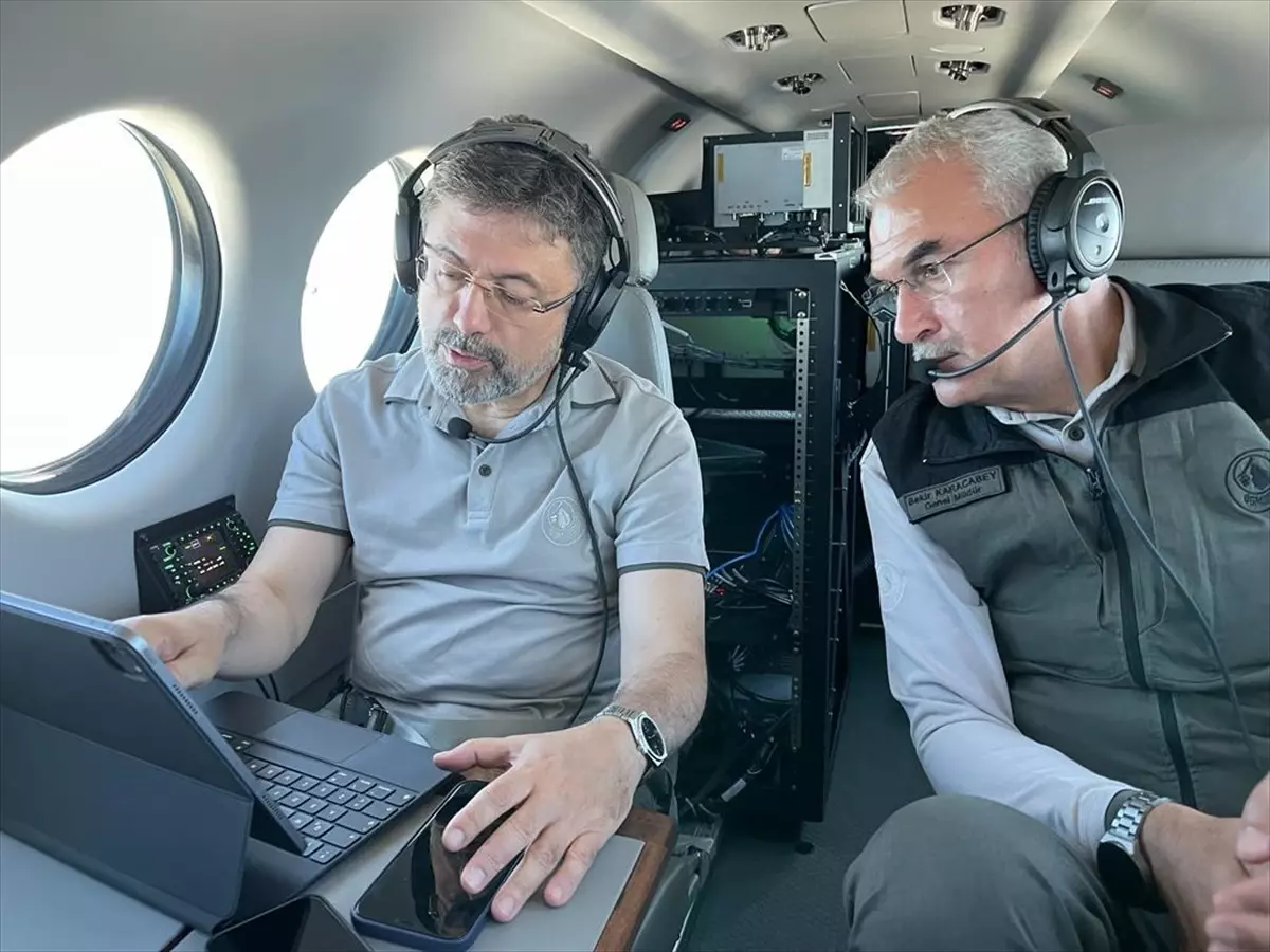 Bakan Yumaklı, Alanya\'daki orman yangınını havadan inceledi