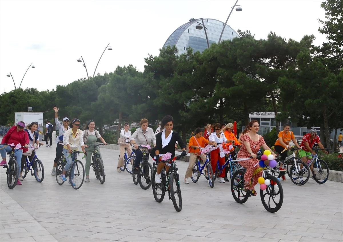 Bakü\'de Süslü Kadınlar Bisiklet Turu düzenlendi