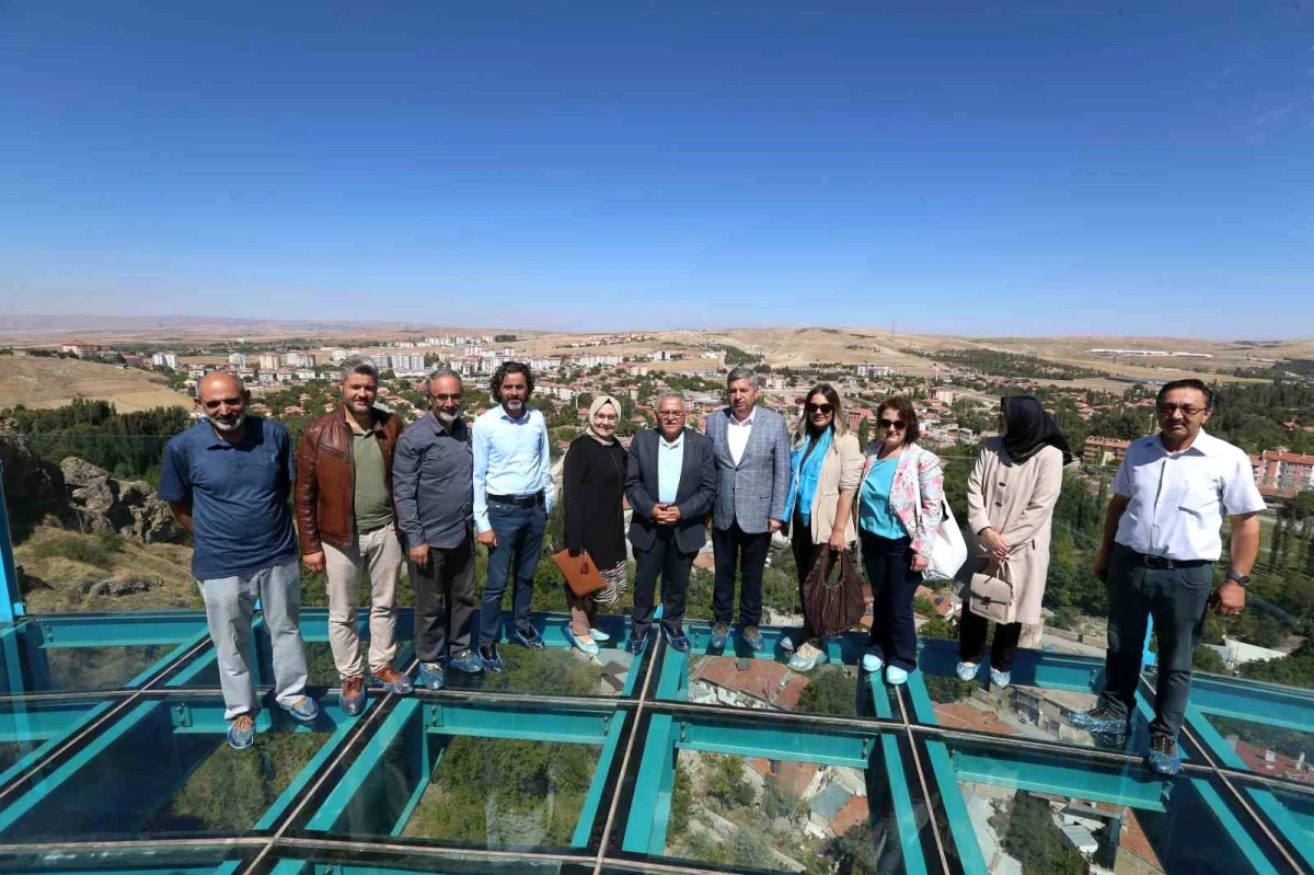 Kayseri Büyükşehir Belediye Başkanı Kayabaşı Cam Seyir Terası\'nı Ziyaret Etti