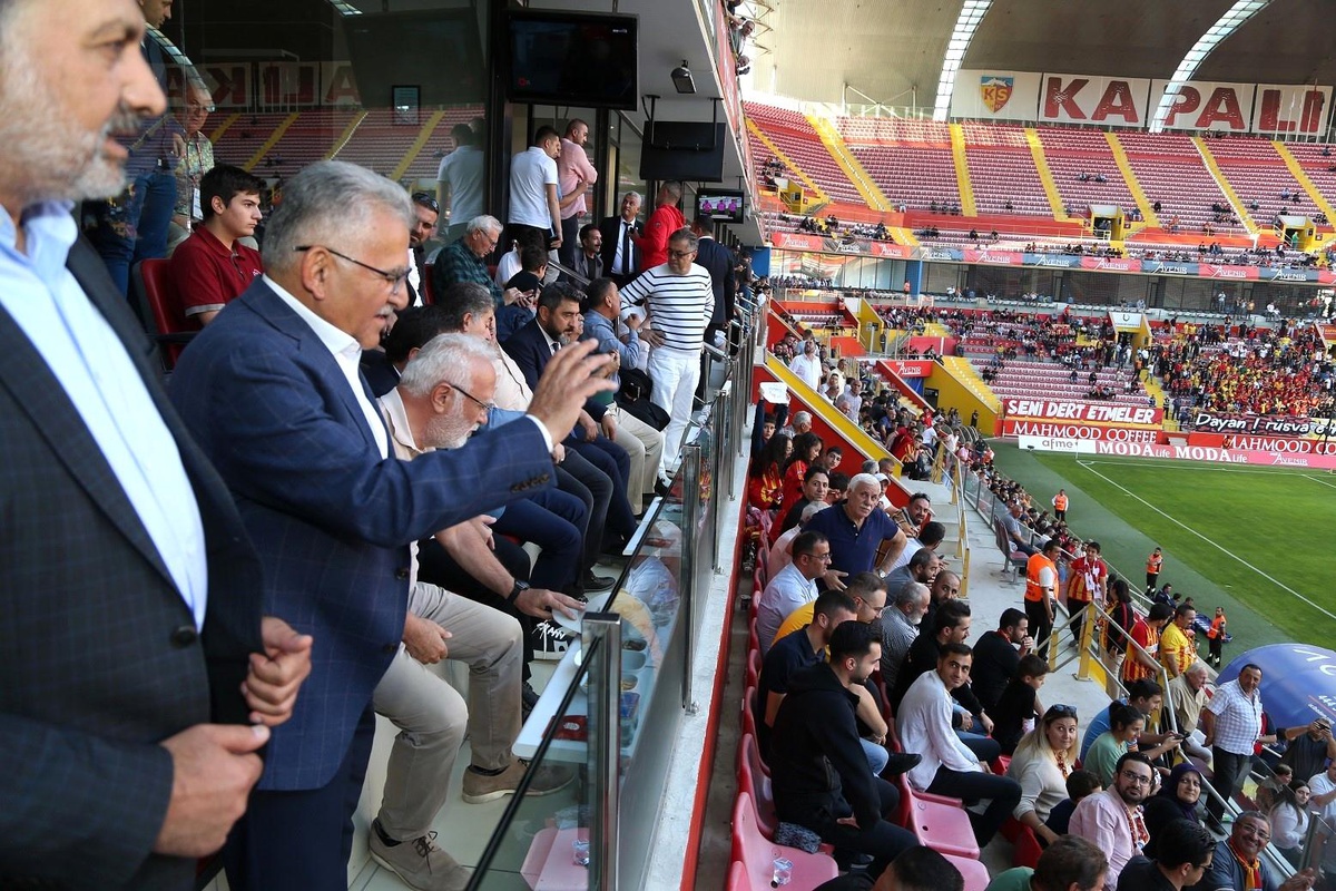 Kayseri Büyükşehir Belediye Başkanı Memduh Büyükkılıç, Kayserispor\'un galibiyetiyle sevgi gösterisiyle karşılandı