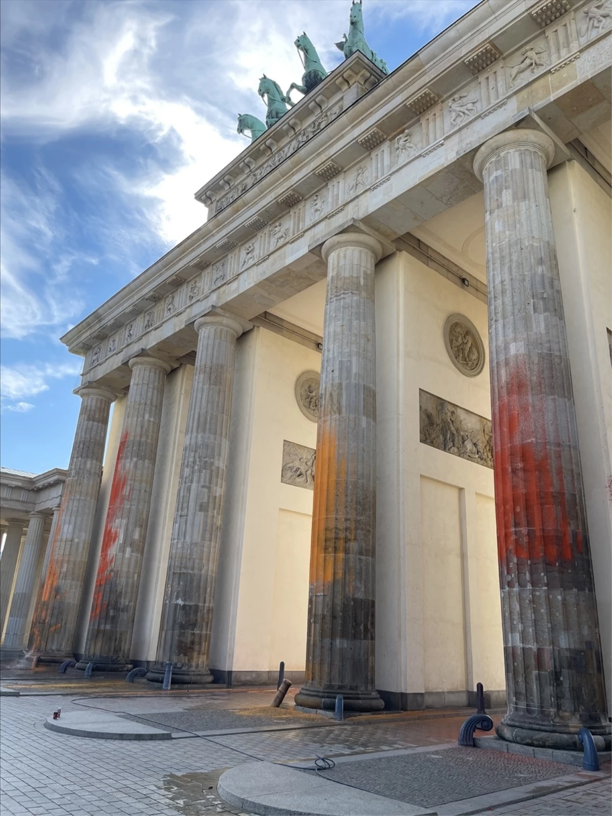 Berlin\'de iklim aktivistleri tarihi Brandenburg Kapısı\'nı turuncuya boyadı