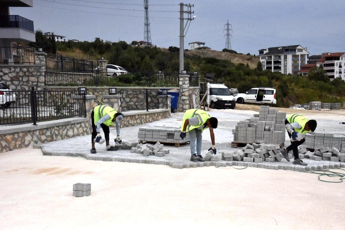 Bilecik Belediyesi Fen İşleri Müdürlüğü Cadde ve Sokaklara Parke Taşı Uygulaması Yapıyor