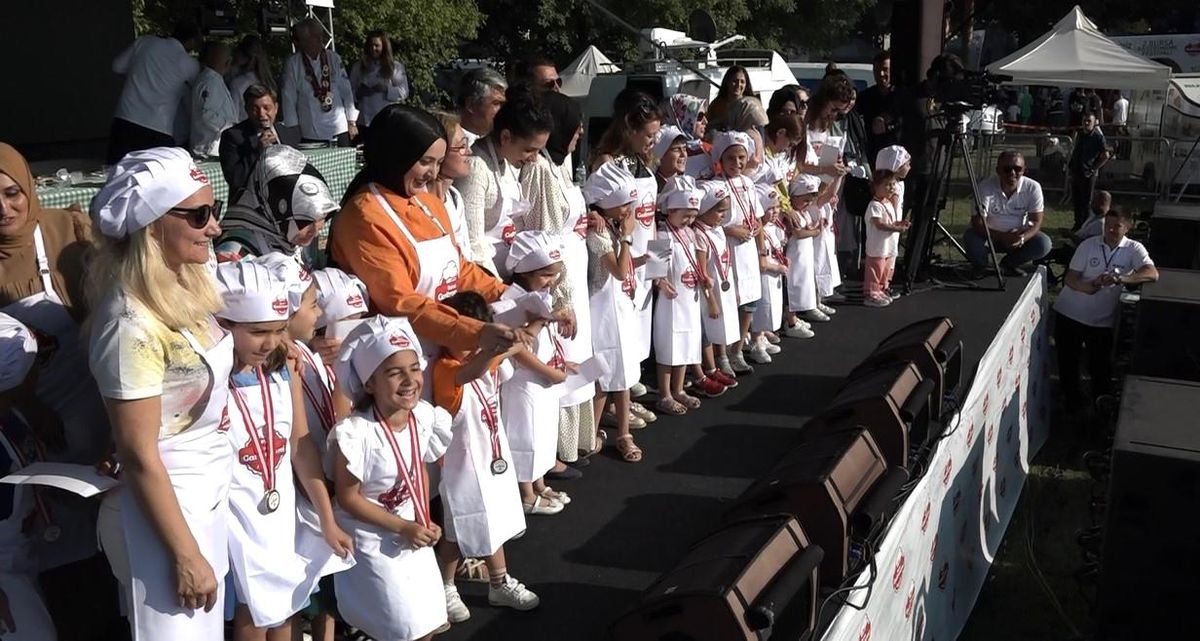 Bursa\'da Gastronomi Festivali\'nde Anne ve Çocuklar Şefleri Zora Soktu