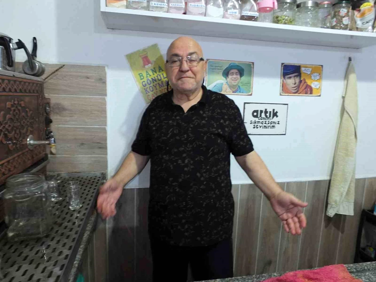 Balıkesir\'deki Kahvehanede Yeşilçam Sanatçıları ve Çayla İlgili Özlü Sözler İlgi Çekiyor