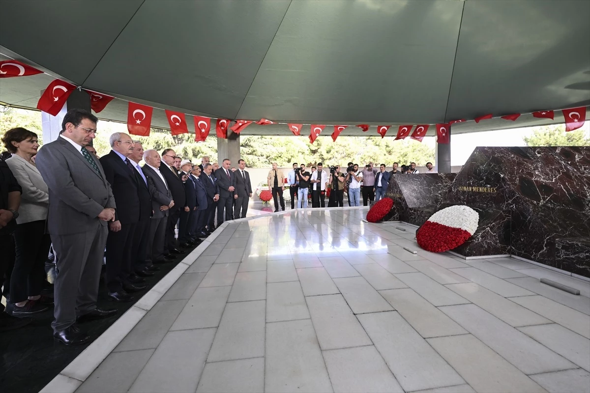 Kılıçdaroğlu, Menderes ve Özal\'ın Anıt Mezarlarını Ziyaret Etti