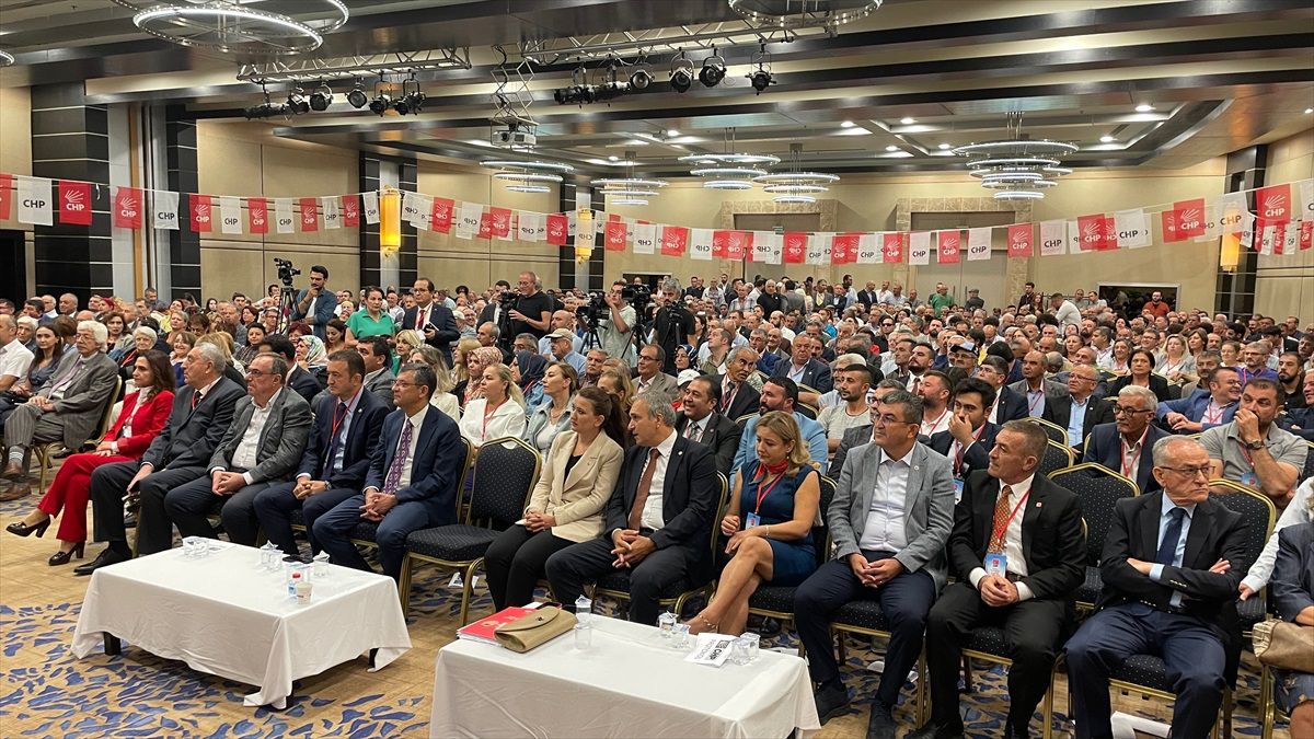 CHP Genel Başkanlığına adaylığını açıklayan Grup Başkanı Özgür Özel, değişim yapmak, yenilenmek ve yeniden umut olmak zorunda olduklarını söyledi.