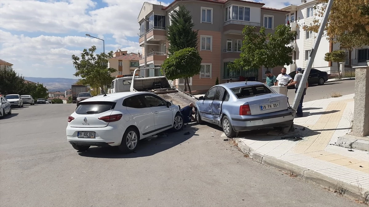 Çorum\'da Otomobil Çarpışması: Sürücüler Yaralandı