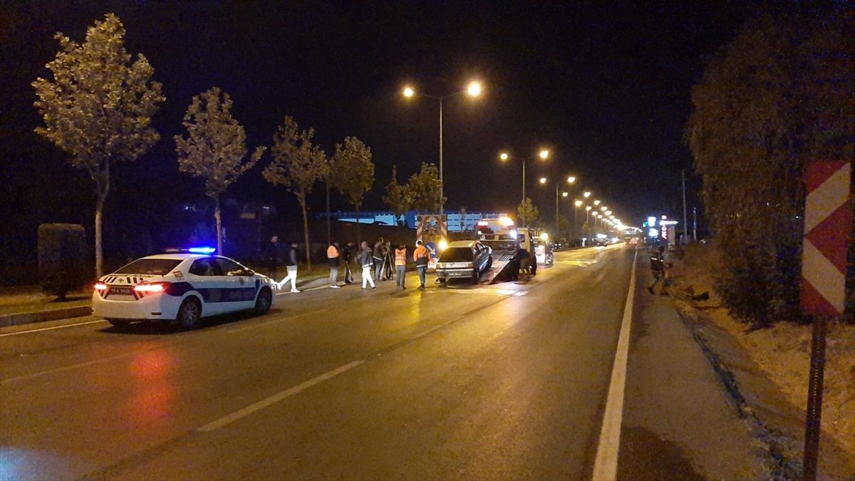 Çorum\'da Sulama Tankerine Çarpan Otomobildeki 3 Kişi Kaçtı