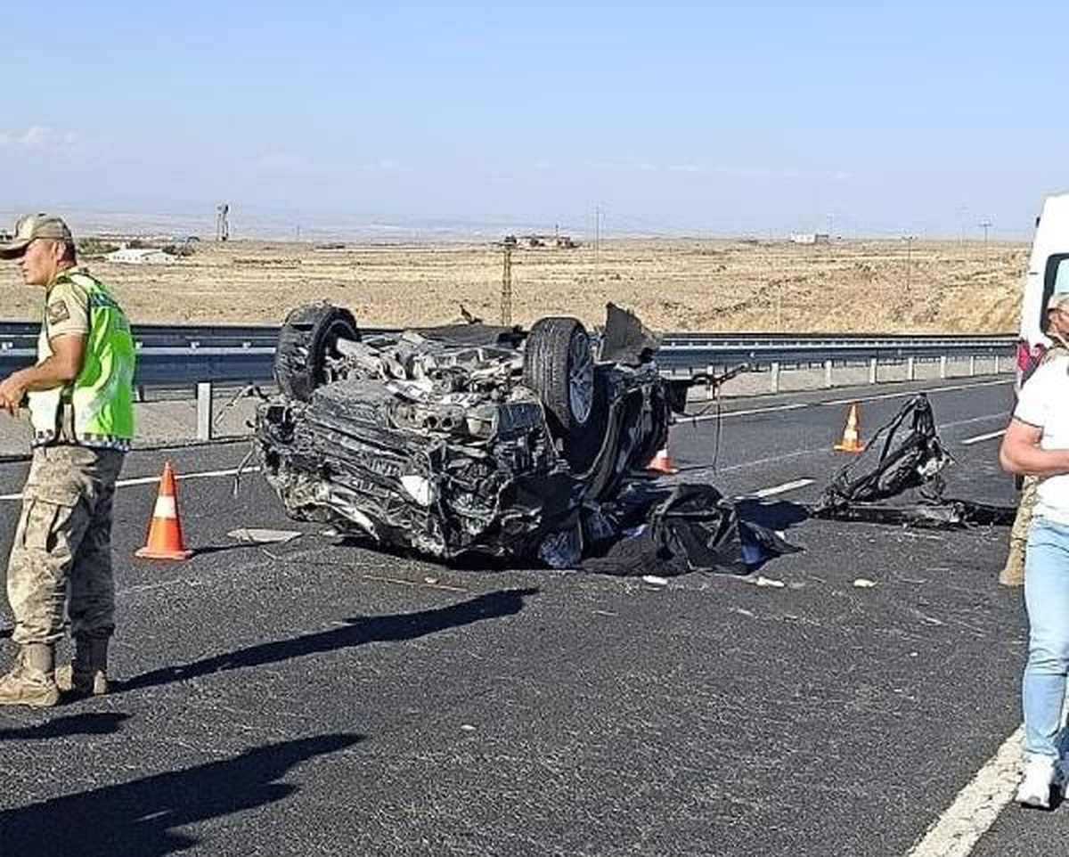 Diyarbakır\'da Lastiği Patlayan Otomobil Takla Attı: 3 Ölü