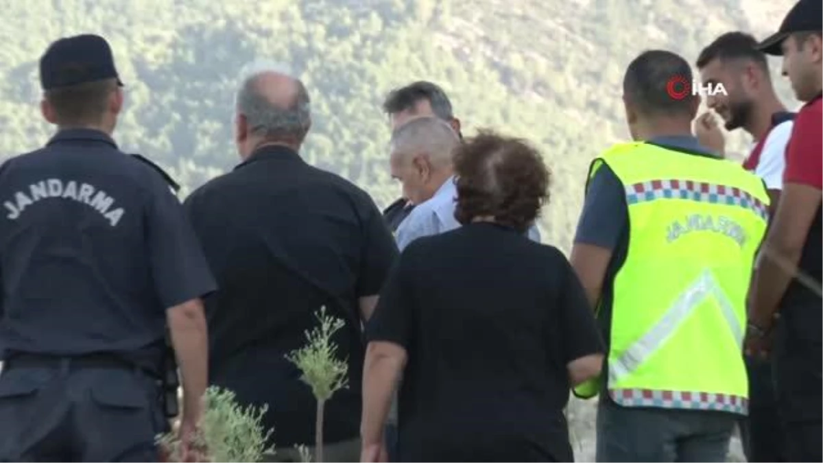 İzmir\'deki orman yangınında helikopter suya düştü, mürettebat kurtarıldı