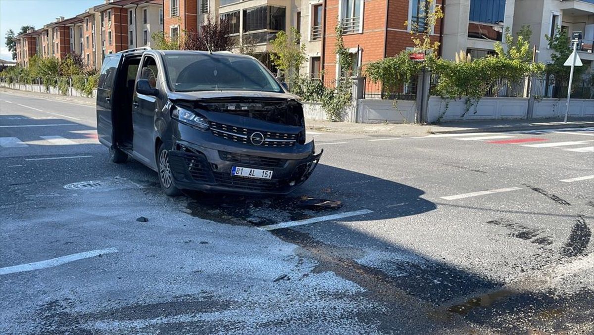 Düzce\'de Panelvan ile Otomobil Çarpışması: 3 Kişi Yaralandı