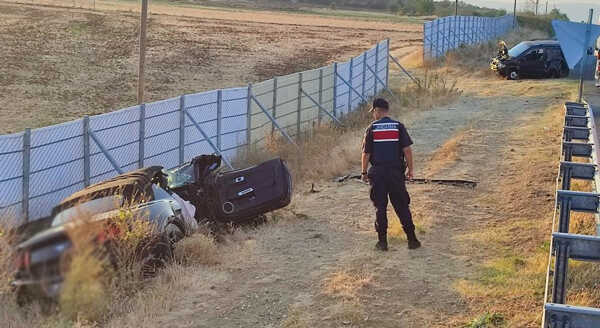 Edirne'de otomobil önünde giden panelvana çarptı! 3 kişi öldü, 3 kişi yaralandı