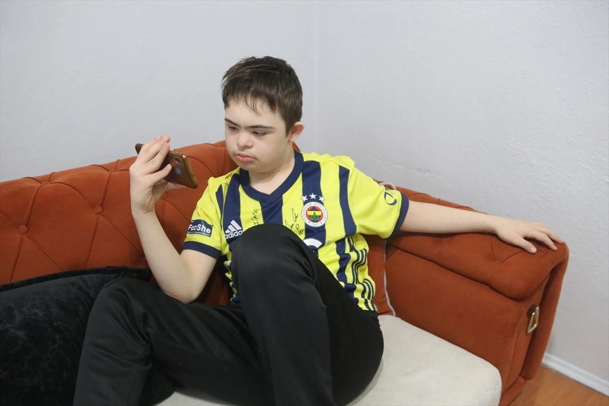 Fenerbahçeli Futbolcular Down Sendromlu Efe Şahin\'e Selam Gönderdi