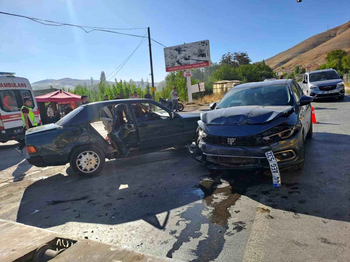 Sivas Gürün\'de Otomobil Çarpışması: 4 Yaralı