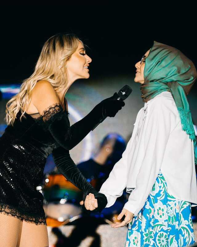 Hadise konserinde göz göze geldiği başörtlü hayranını sahneye çıkardı! Düştüğü not takdir topladı