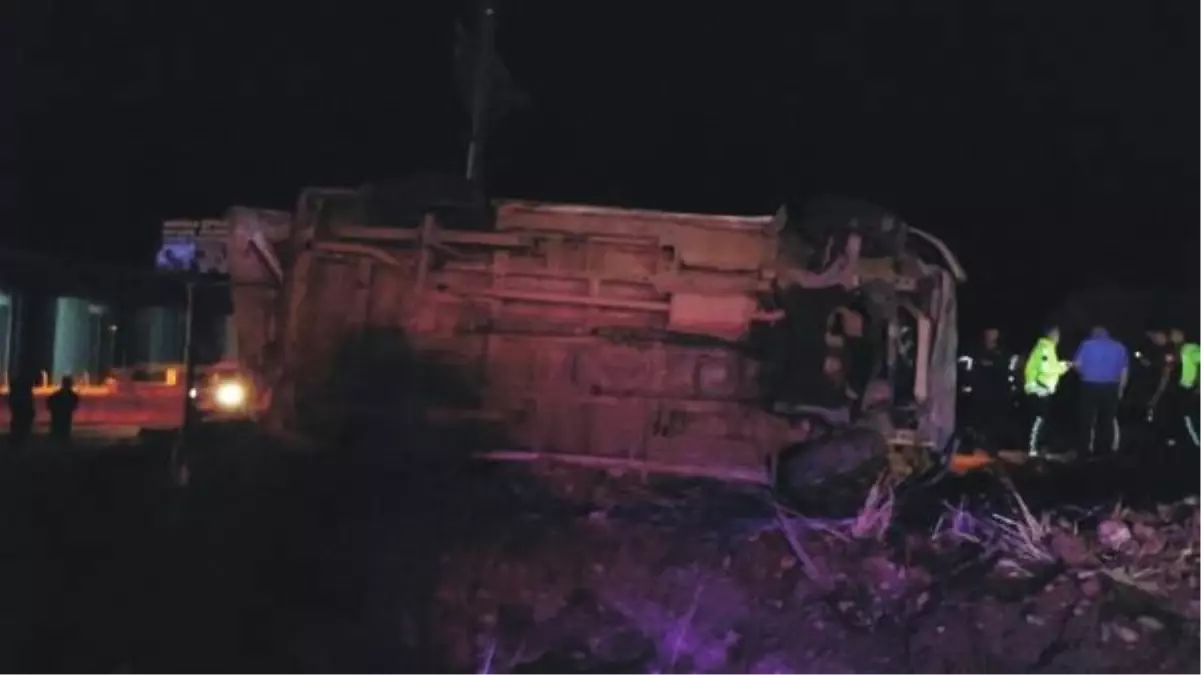 Adıyaman\'da Hafif Ticari Araç Devrildi: 1 Ölü, 4 Yaralı