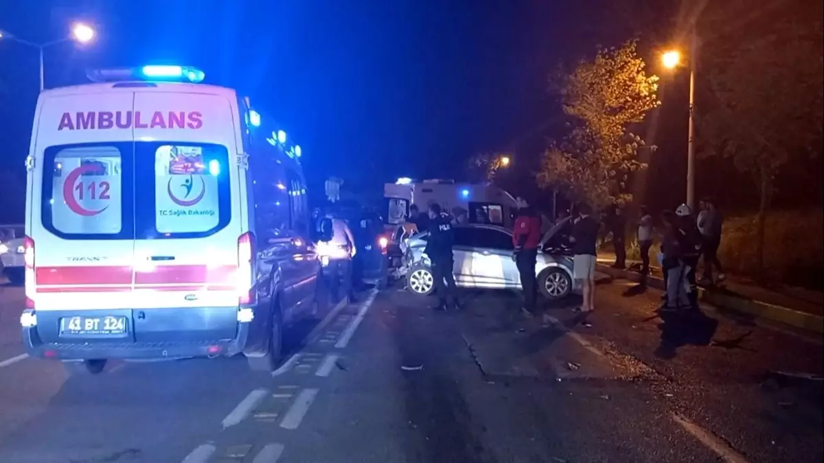 Kocaeli Başiskele\'de Hafif Ticari Araç Otomobile Çarptı: 2 Yaralı