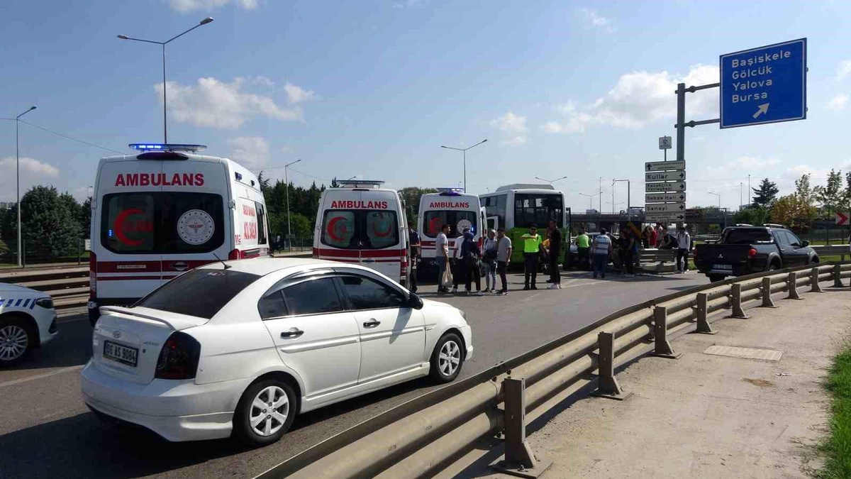 İzmit\'te otomobil ve halk otobüsü çarpıştı: 3 yolcu yaralandı
