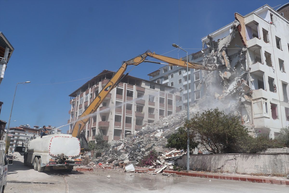 Hatay\'da depremden etkilenen binaların kontrollü yıkımı devam ediyor