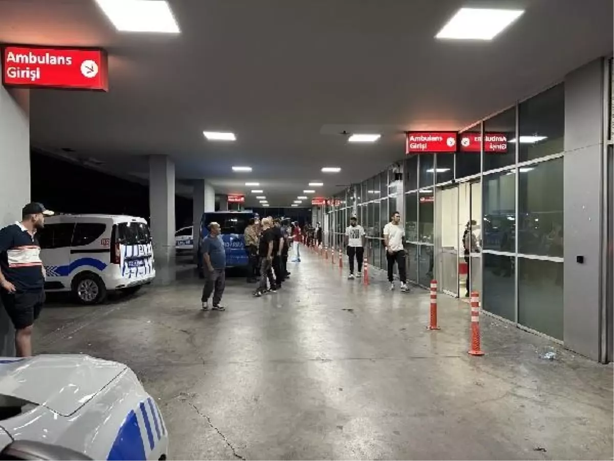 İzmir\'de silahlı kavga: Olayla ilgisi olmayan market çalışanı ve bir kişinin babası yaralandı