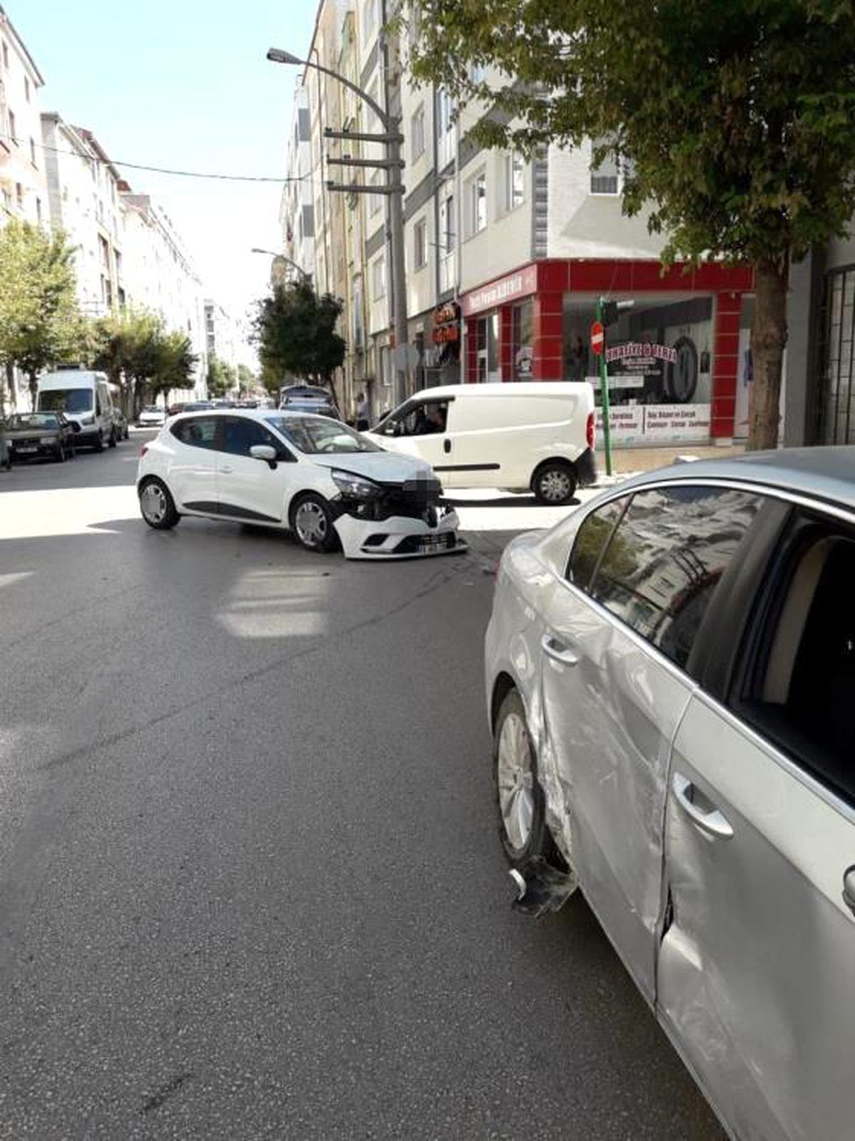 Eskişehir\'de Tali Yoldan Çıkan Araçla Çarpışma Sonucu Maddi Hasar Oluştu