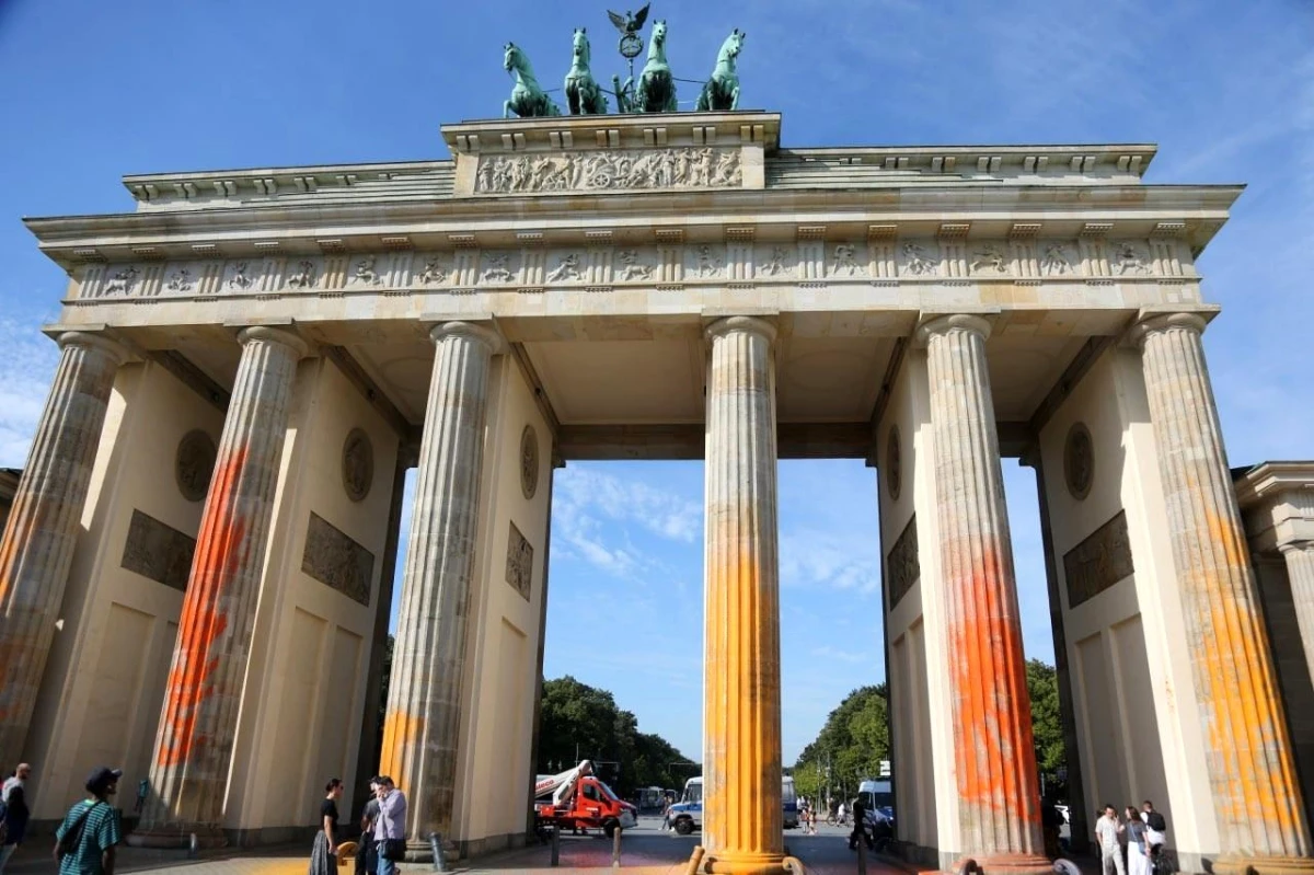 Berlin\'de Brandenburg Kapısı\'na İklim Aktivistlerinden Boyalı Saldırı