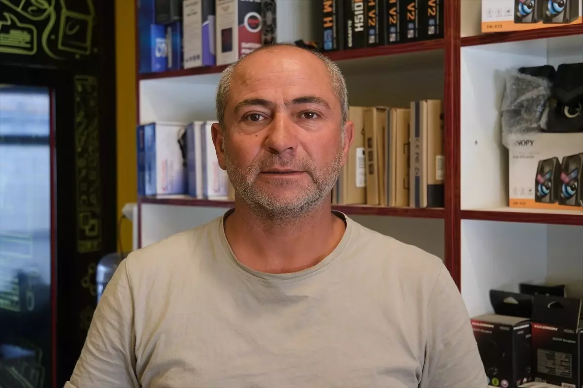 Yamaç Paraşütçüsü Tarlada Çalışan İşçilerin Yanına İniş Yaptı