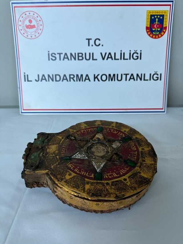 İstanbul'da altın yazma Tevrat ele geçirildi! 2 milyon dolara satmak için müşteri ararken yakalandılar İstanbul'da altın yazma Tevrat ele geçirildi! 2 milyon dolara satmak için müşteri ararken yakalandılar