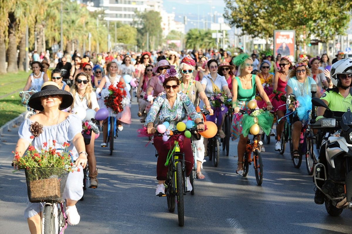 İzmir\'de Süslü Kadınlar Bisiklet Turu\'na 4 Bin Kişi Katıldı