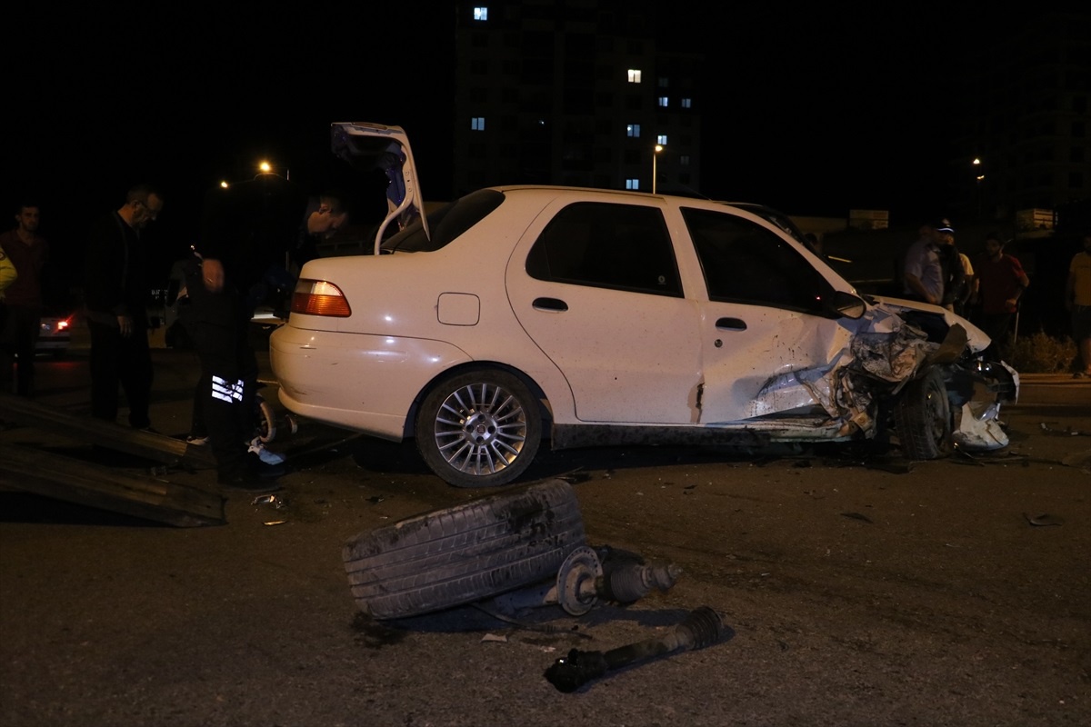 Kazada anne ve kızı yaralandı, diğer araçtaki 2 kişi kaçtı